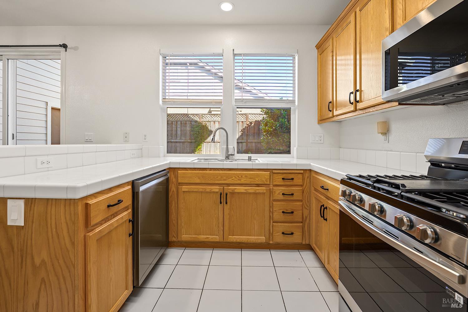 Detail Gallery Image 12 of 39 For 2023 Northfield Dr, Santa Rosa,  CA 95403 - 4 Beds | 3/1 Baths