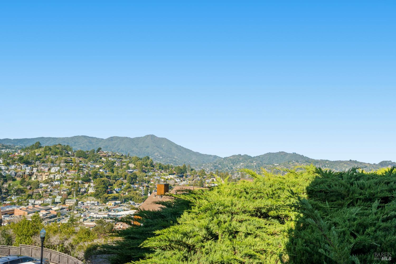 Detail Gallery Image 19 of 33 For 252 Bay Vista Cir, Sausalito,  CA 94965 - 3 Beds | 2/1 Baths