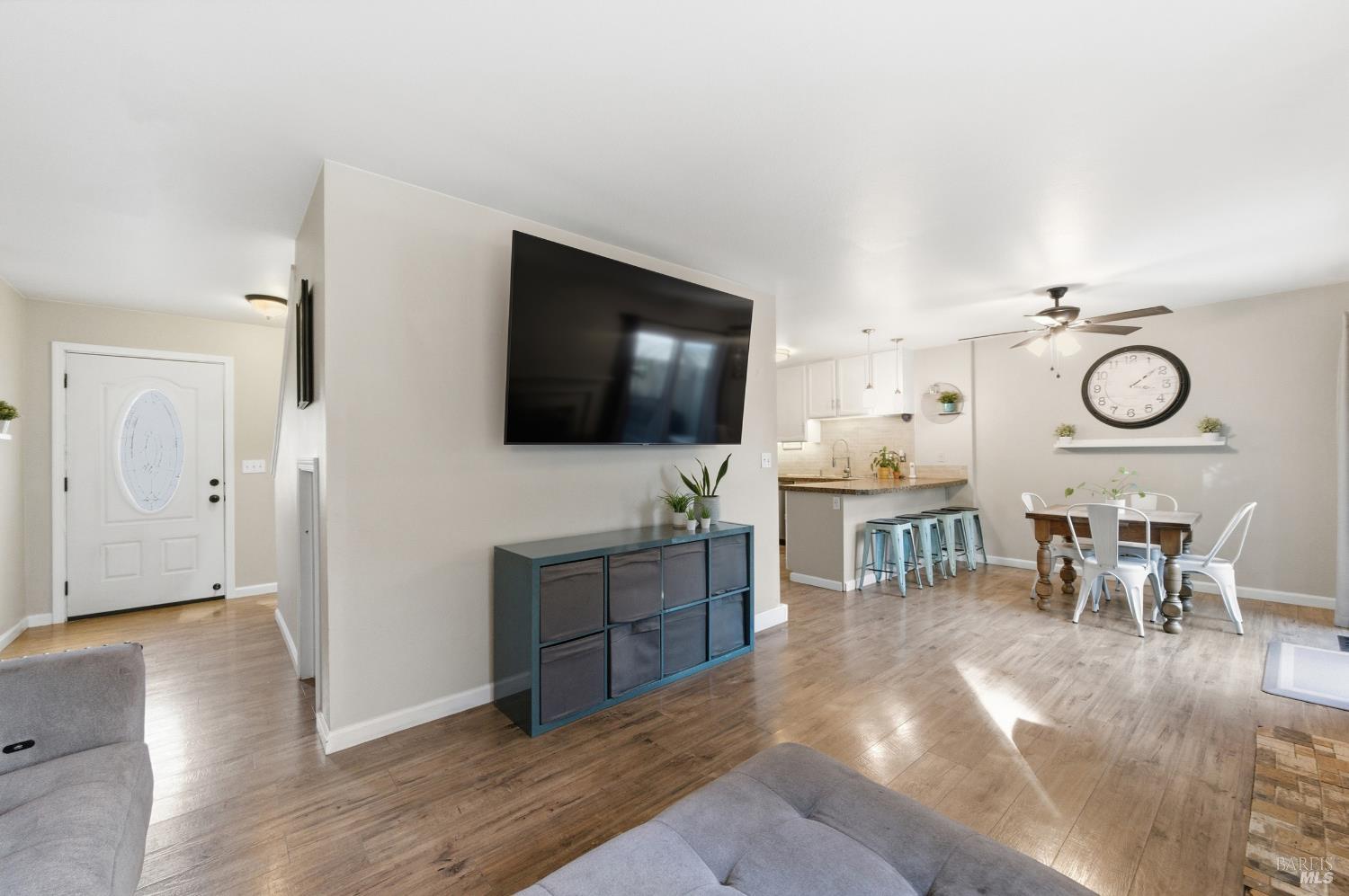 Detail Gallery Image 4 of 29 For 98 Francis Cir, Rohnert Park,  CA 94928 - 3 Beds | 2/1 Baths