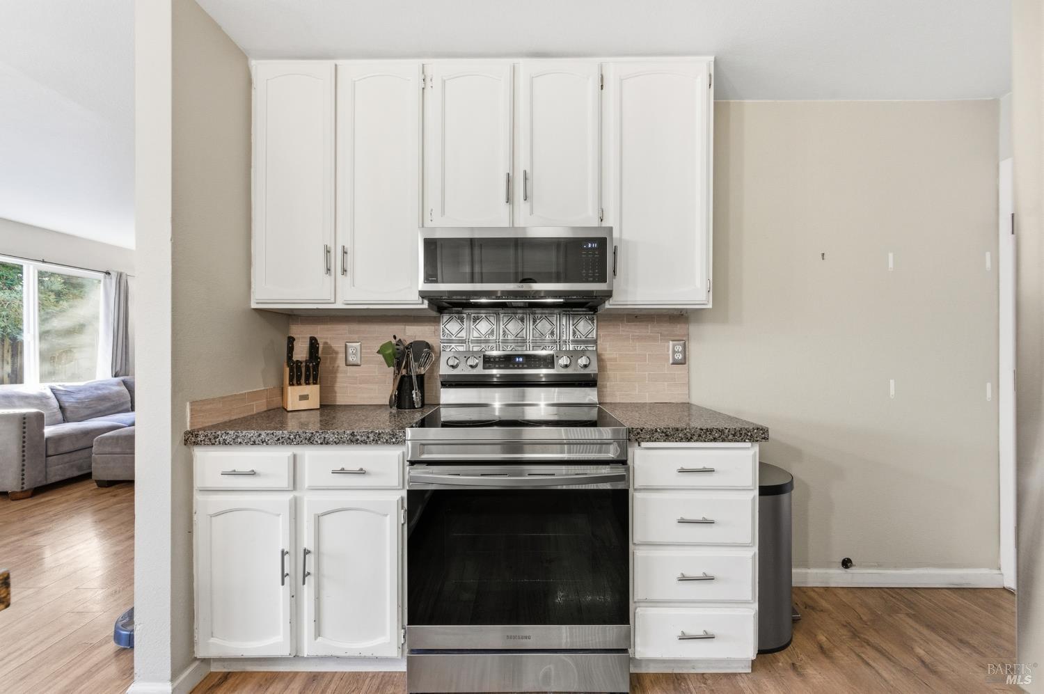 Detail Gallery Image 15 of 29 For 98 Francis Cir, Rohnert Park,  CA 94928 - 3 Beds | 2/1 Baths