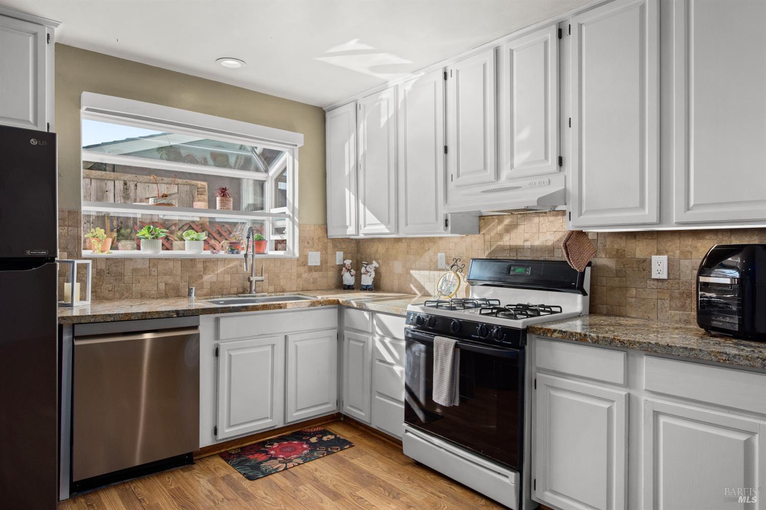 Detail Gallery Image 7 of 25 For 45 Buena Vis, Novato,  CA 94947 - 3 Beds | 2 Baths