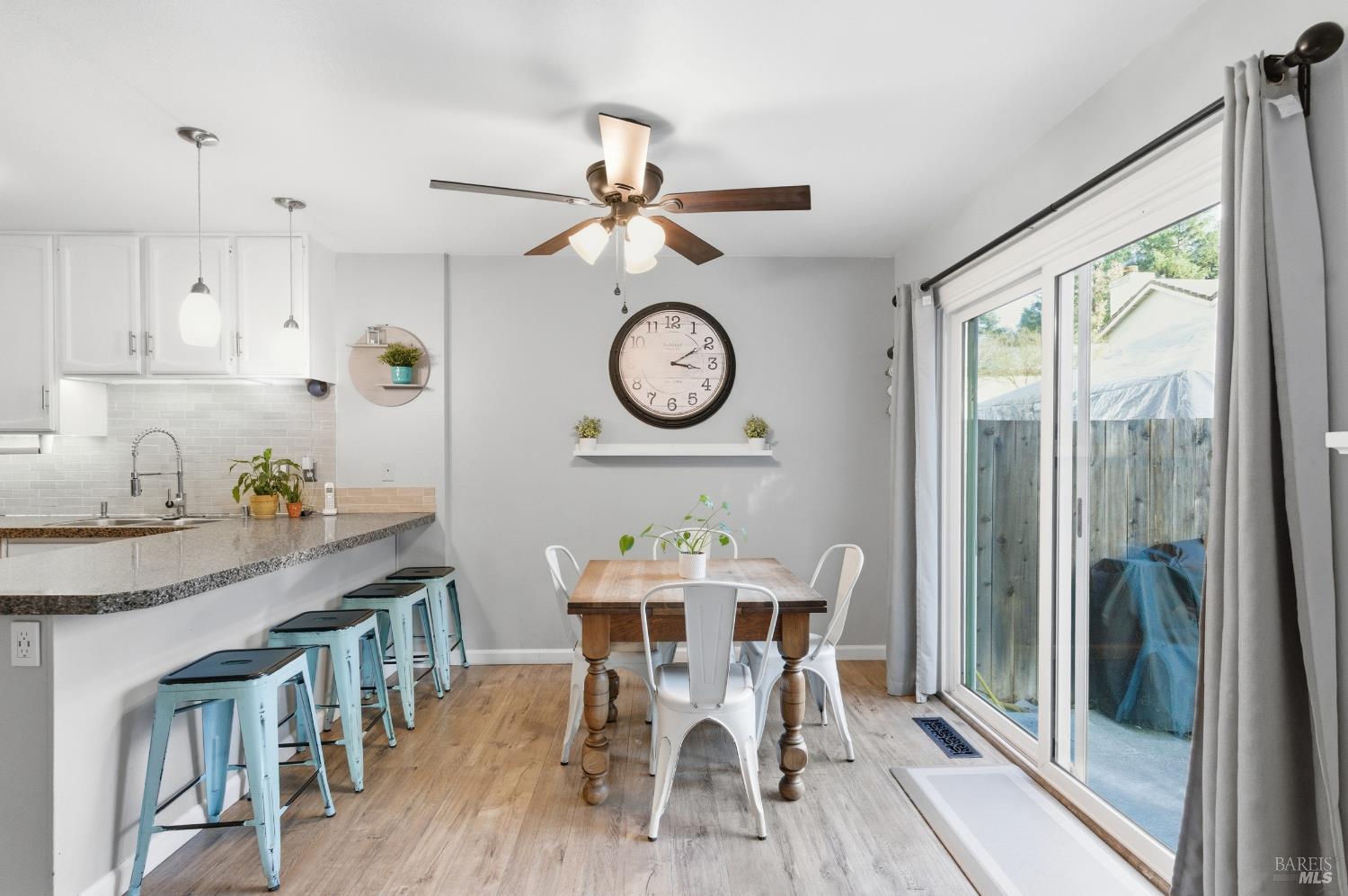 Detail Gallery Image 6 of 29 For 98 Francis Cir, Rohnert Park,  CA 94928 - 3 Beds | 2/1 Baths