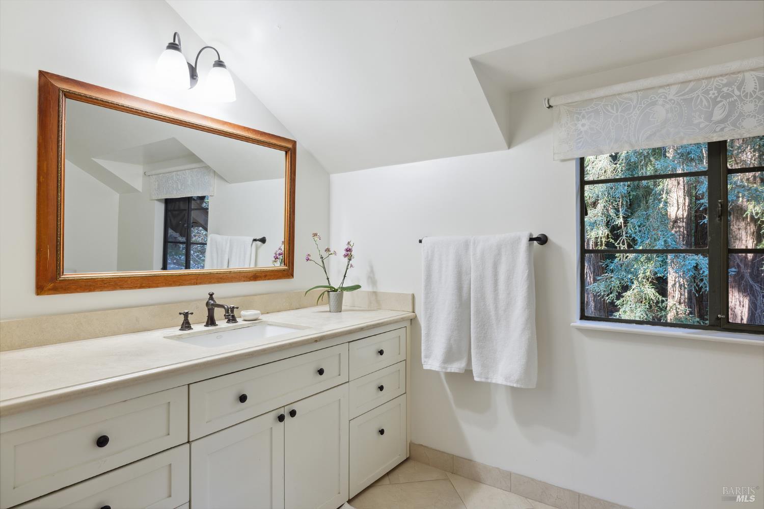 Detail Gallery Image 21 of 29 For 224 Cascade Dr, Mill Valley,  CA 94941 - 3 Beds | 2/1 Baths