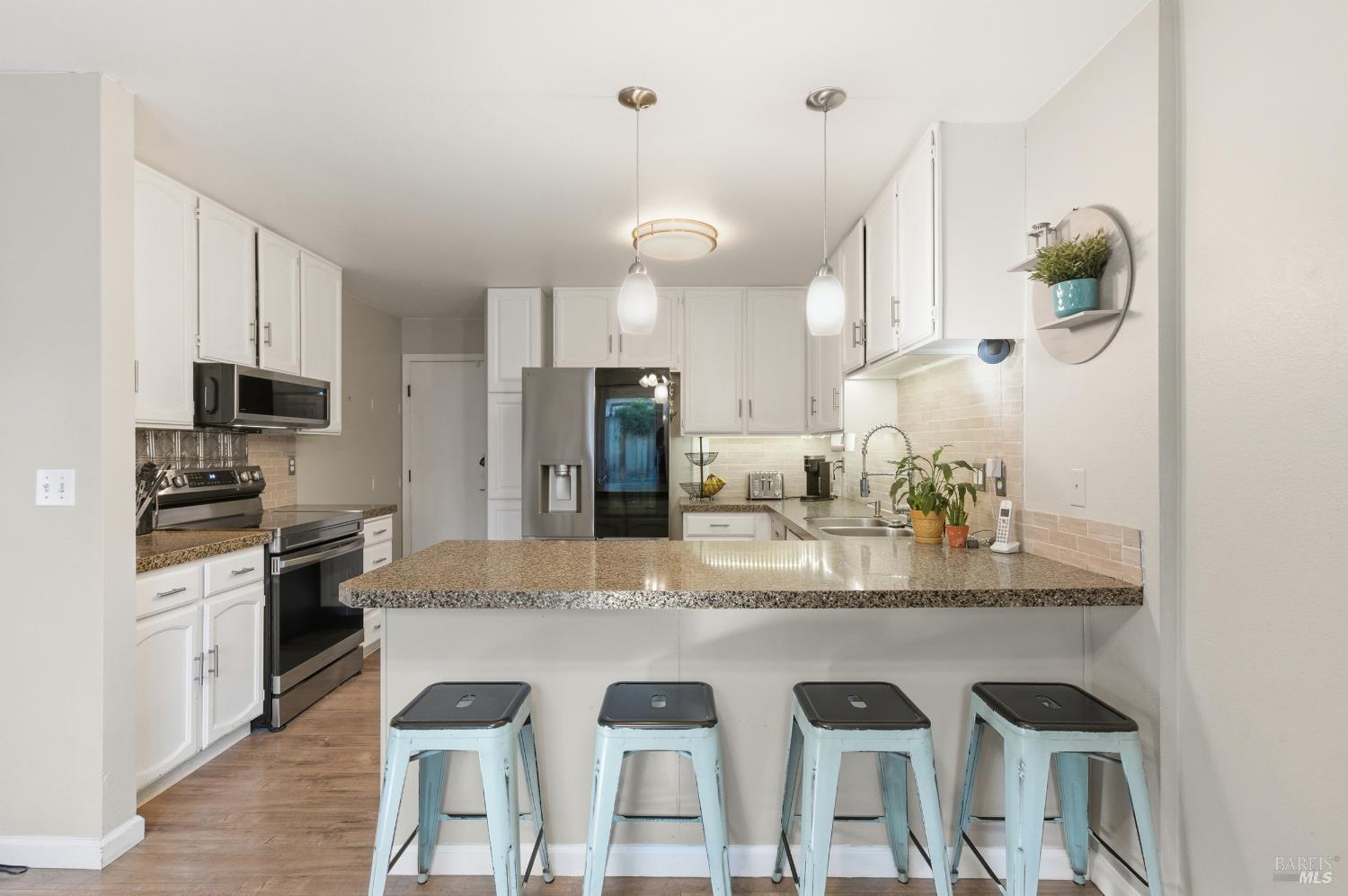 Detail Gallery Image 11 of 29 For 98 Francis Cir, Rohnert Park,  CA 94928 - 3 Beds | 2/1 Baths