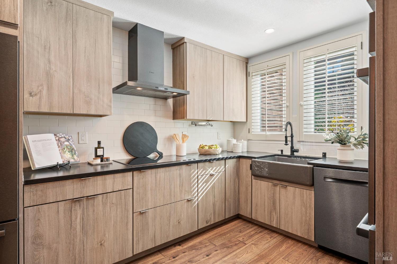 Detail Gallery Image 15 of 33 For 252 Bay Vista Cir, Sausalito,  CA 94965 - 3 Beds | 2/1 Baths