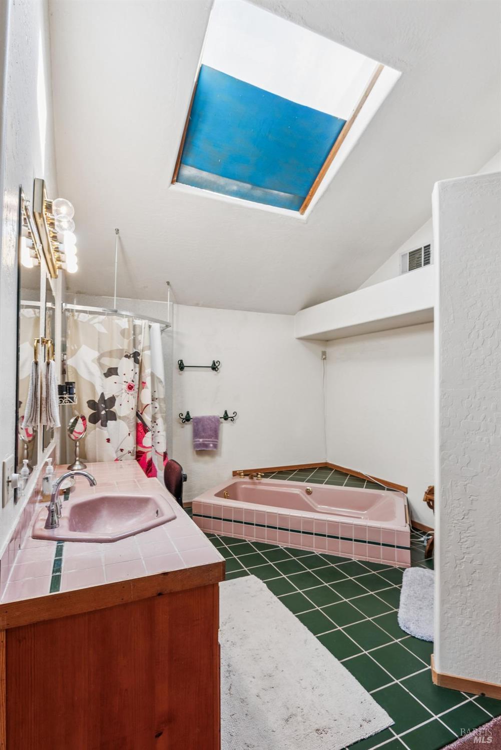 Detail Gallery Image 25 of 53 For 27 Beechwood Ct, Napa,  CA 94558 - 4 Beds | 2/1 Baths