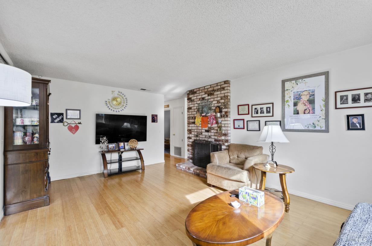 Detail Gallery Image 4 of 28 For 19295 Junipero Serra Dr, Sonoma,  CA 95476 - 3 Beds | 2 Baths