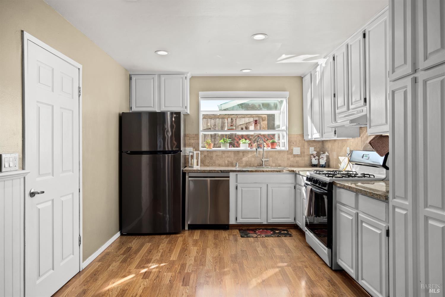 Detail Gallery Image 6 of 25 For 45 Buena Vis, Novato,  CA 94947 - 3 Beds | 2 Baths