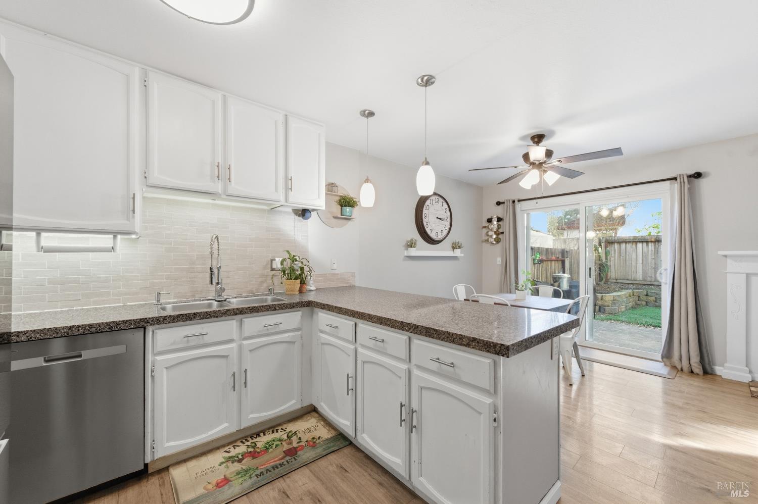 Detail Gallery Image 13 of 29 For 98 Francis Cir, Rohnert Park,  CA 94928 - 3 Beds | 2/1 Baths