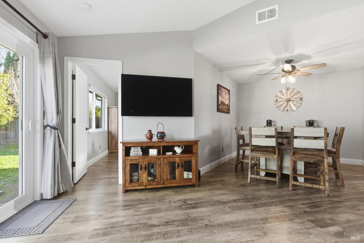 Detail Gallery Image 10 of 39 For 1433 Langley Way, Suisun City,  CA 94585 - 3 Beds | 2 Baths