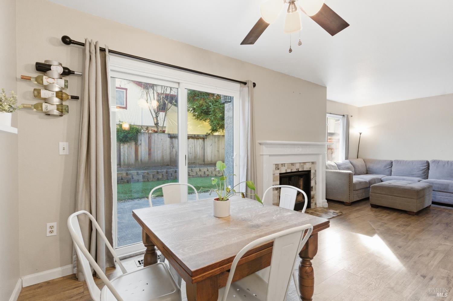 Detail Gallery Image 7 of 29 For 98 Francis Cir, Rohnert Park,  CA 94928 - 3 Beds | 2/1 Baths