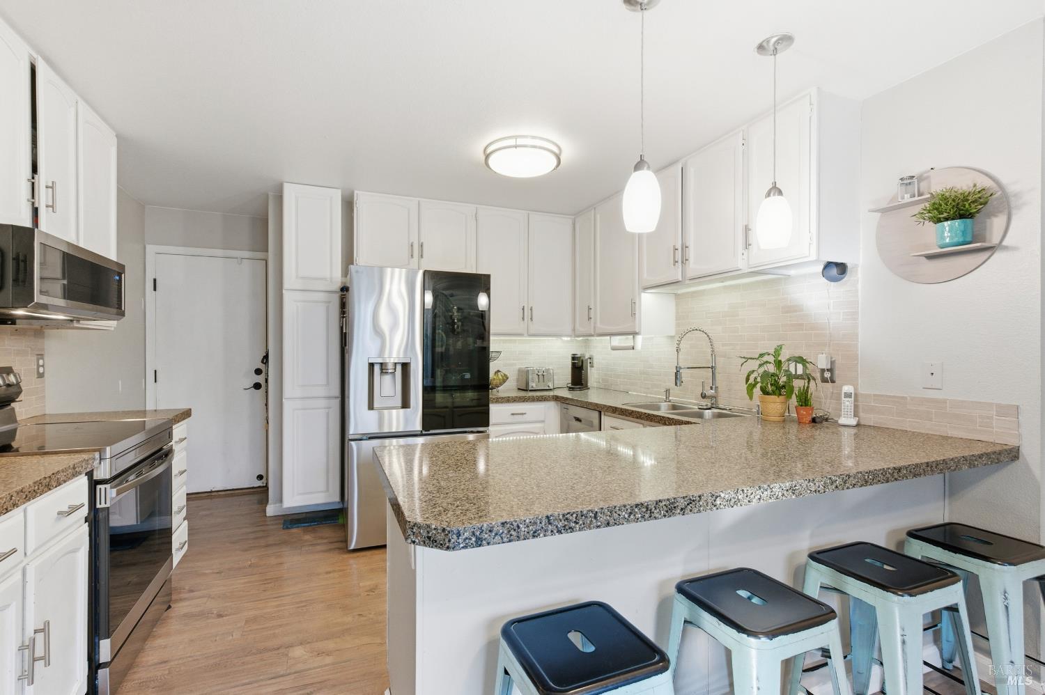 Detail Gallery Image 12 of 29 For 98 Francis Cir, Rohnert Park,  CA 94928 - 3 Beds | 2/1 Baths