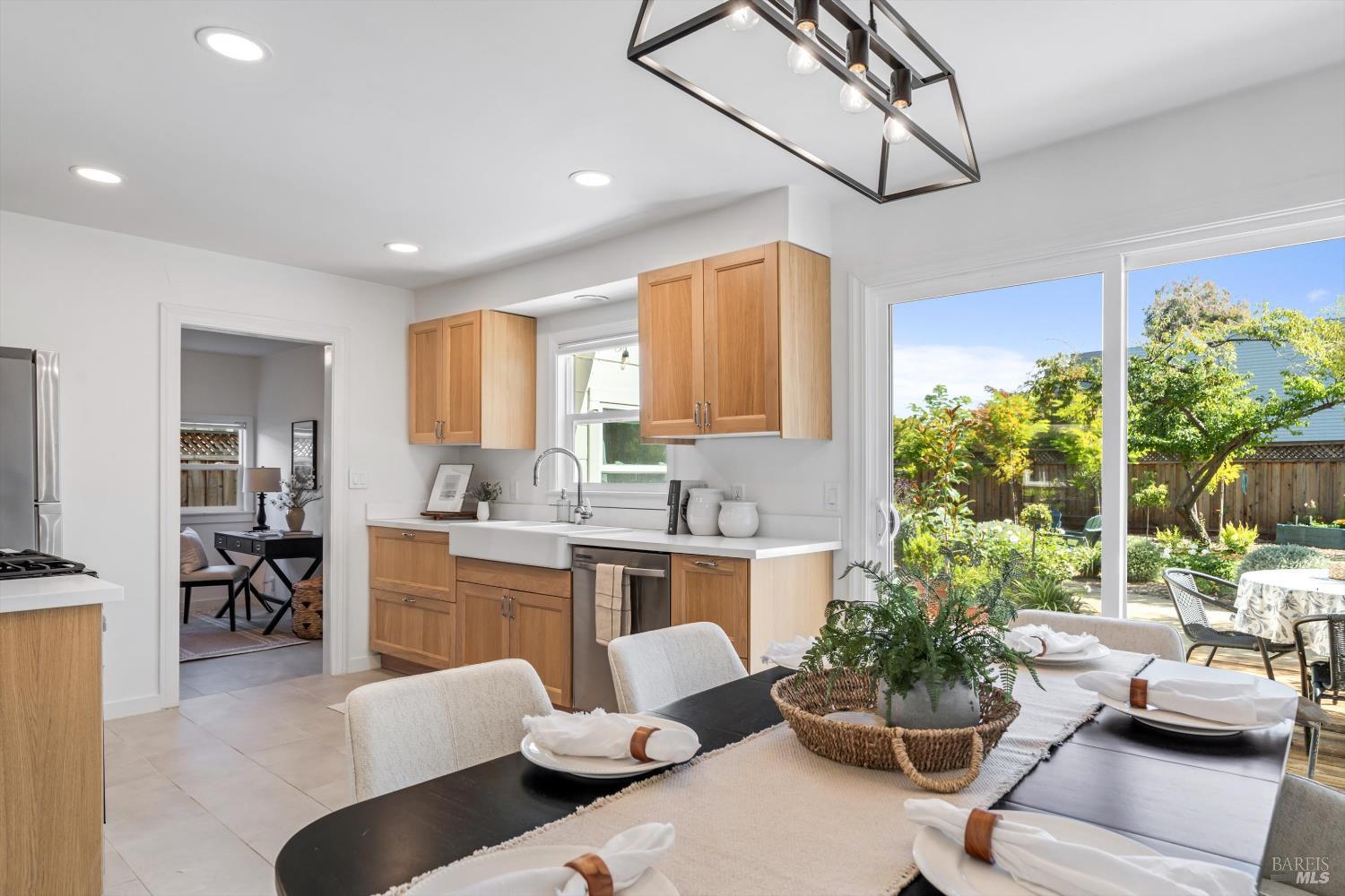 Detail Gallery Image 6 of 30 For 732 Church St, Santa Rosa,  CA 95405 - 3 Beds | 2 Baths