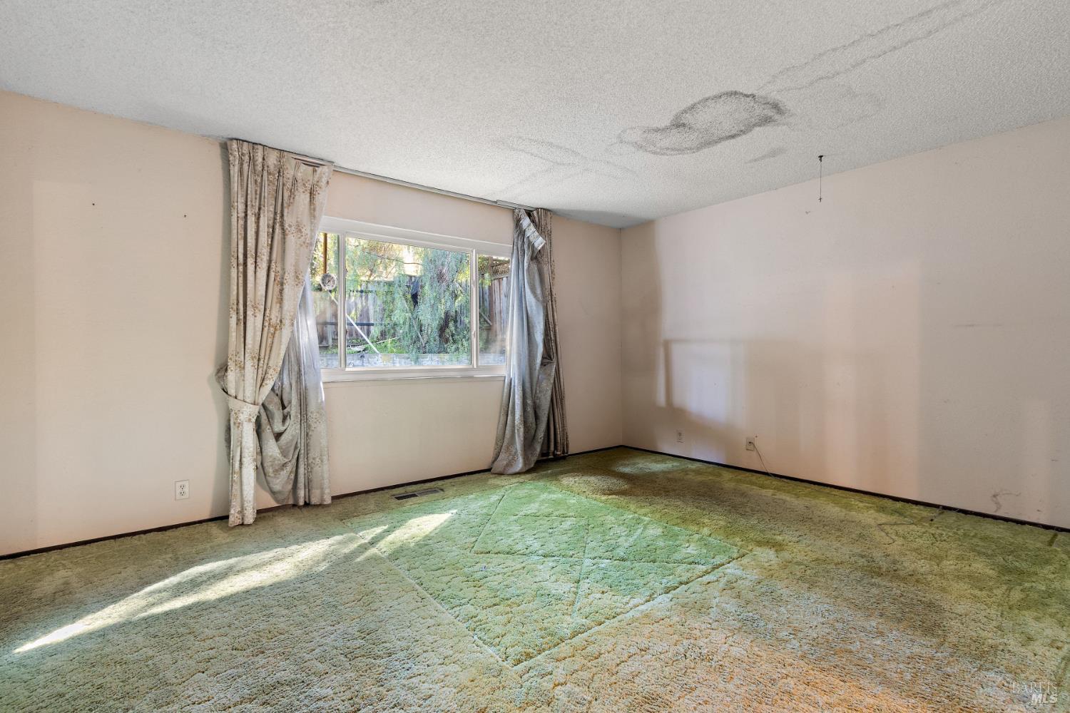 Detail Gallery Image 13 of 34 For 1084 Jamie Dr, Concord,  CA 94518 - 4 Beds | 2/1 Baths