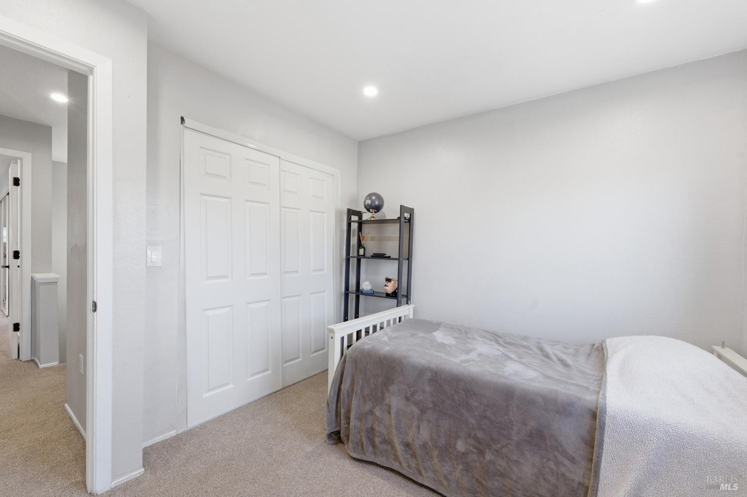 Detail Gallery Image 23 of 29 For 98 Francis Cir, Rohnert Park,  CA 94928 - 3 Beds | 2/1 Baths