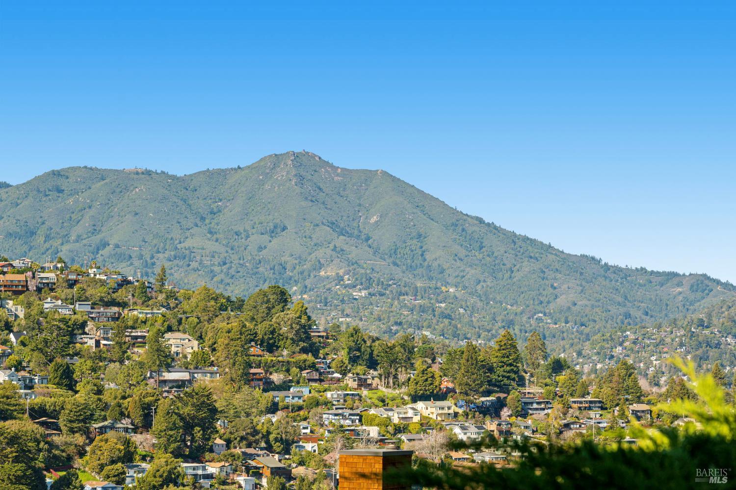 Detail Gallery Image 2 of 33 For 252 Bay Vista Cir, Sausalito,  CA 94965 - 3 Beds | 2/1 Baths