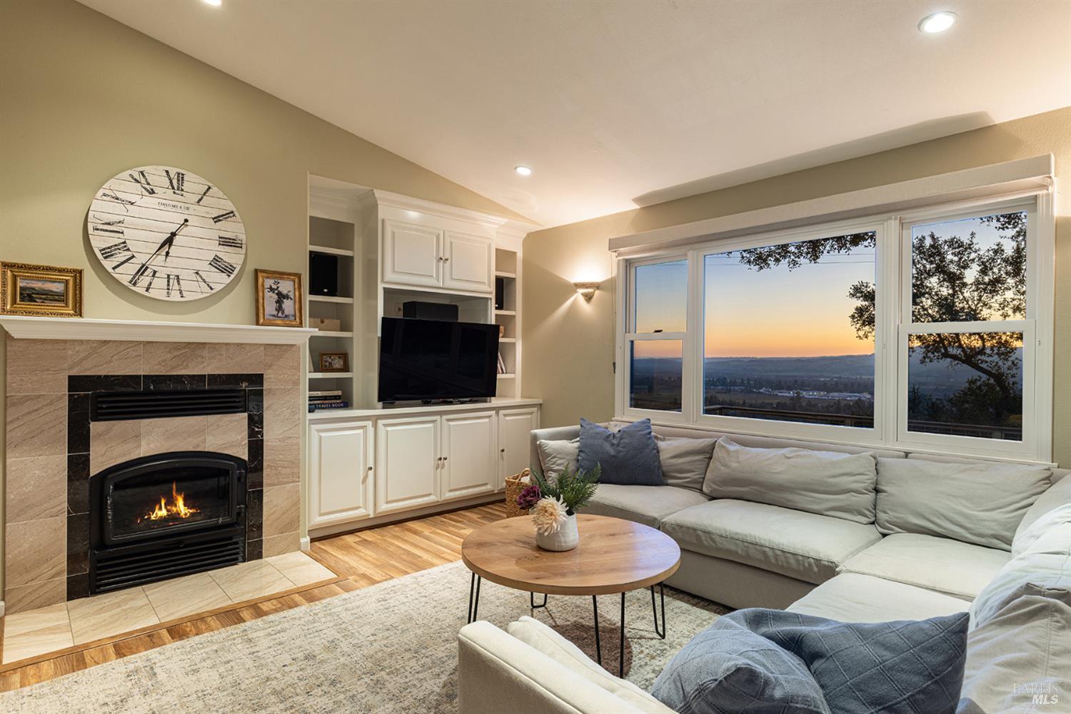 Detail Gallery Image 12 of 48 For 1625 Madrone Ave, Healdsburg,  CA 95448 - 3 Beds | 2 Baths