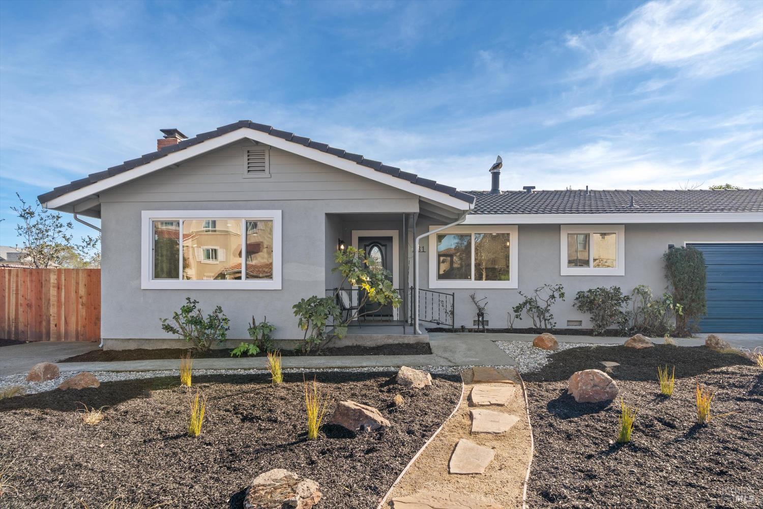 Detail Gallery Image 4 of 17 For 131 Healdsburg Ave, Cloverdale,  CA 95425 - 3 Beds | 2/1 Baths