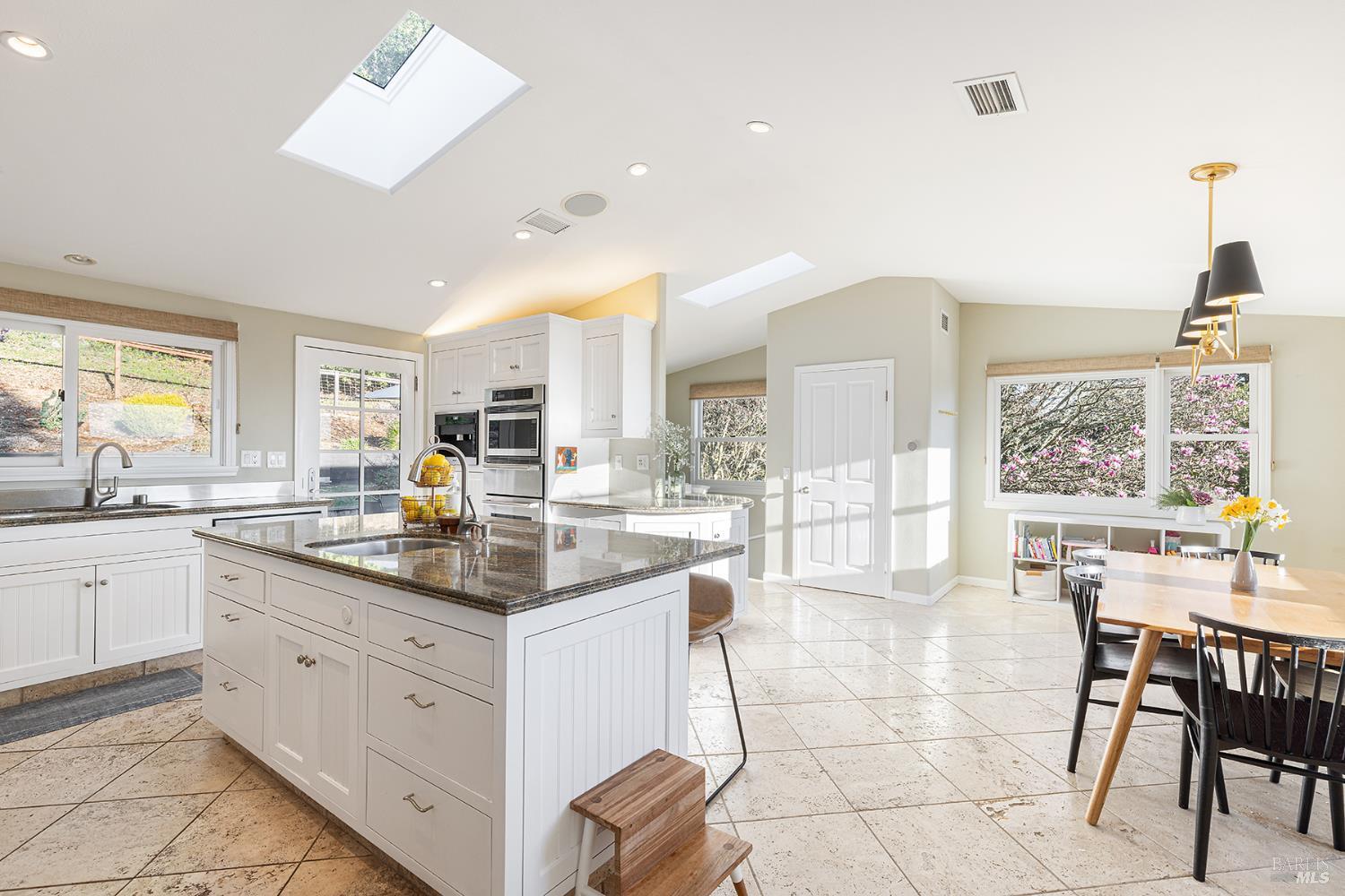 Detail Gallery Image 16 of 48 For 1625 Madrone Ave, Healdsburg,  CA 95448 - 3 Beds | 2 Baths