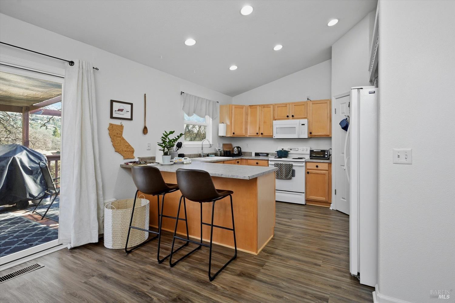 Detail Gallery Image 8 of 32 For 18286 North Shore Dr, Hidden Valley Lake,  CA 95467 - 3 Beds | 2 Baths