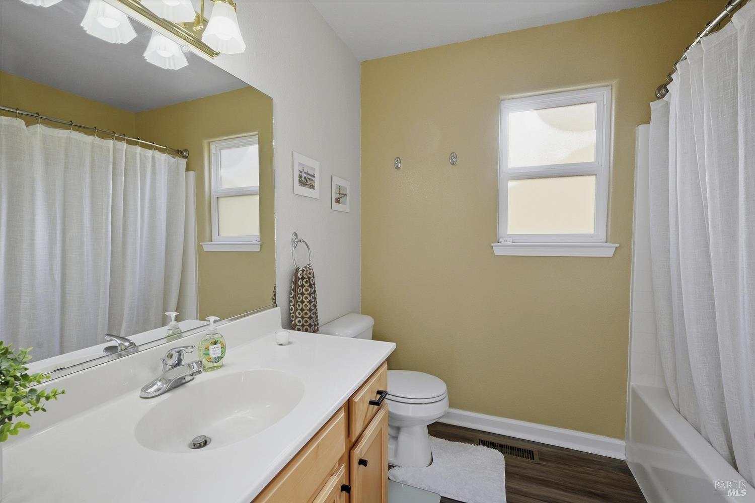 Detail Gallery Image 15 of 32 For 18286 North Shore Dr, Hidden Valley Lake,  CA 95467 - 3 Beds | 2 Baths