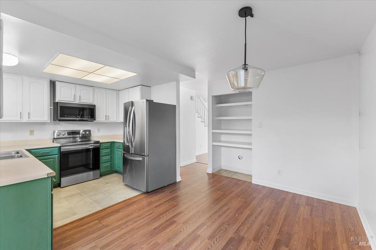 Detail Gallery Image 6 of 12 For 3824 39th Ave #C,  Oakland,  CA 94619 - 2 Beds | 2/1 Baths