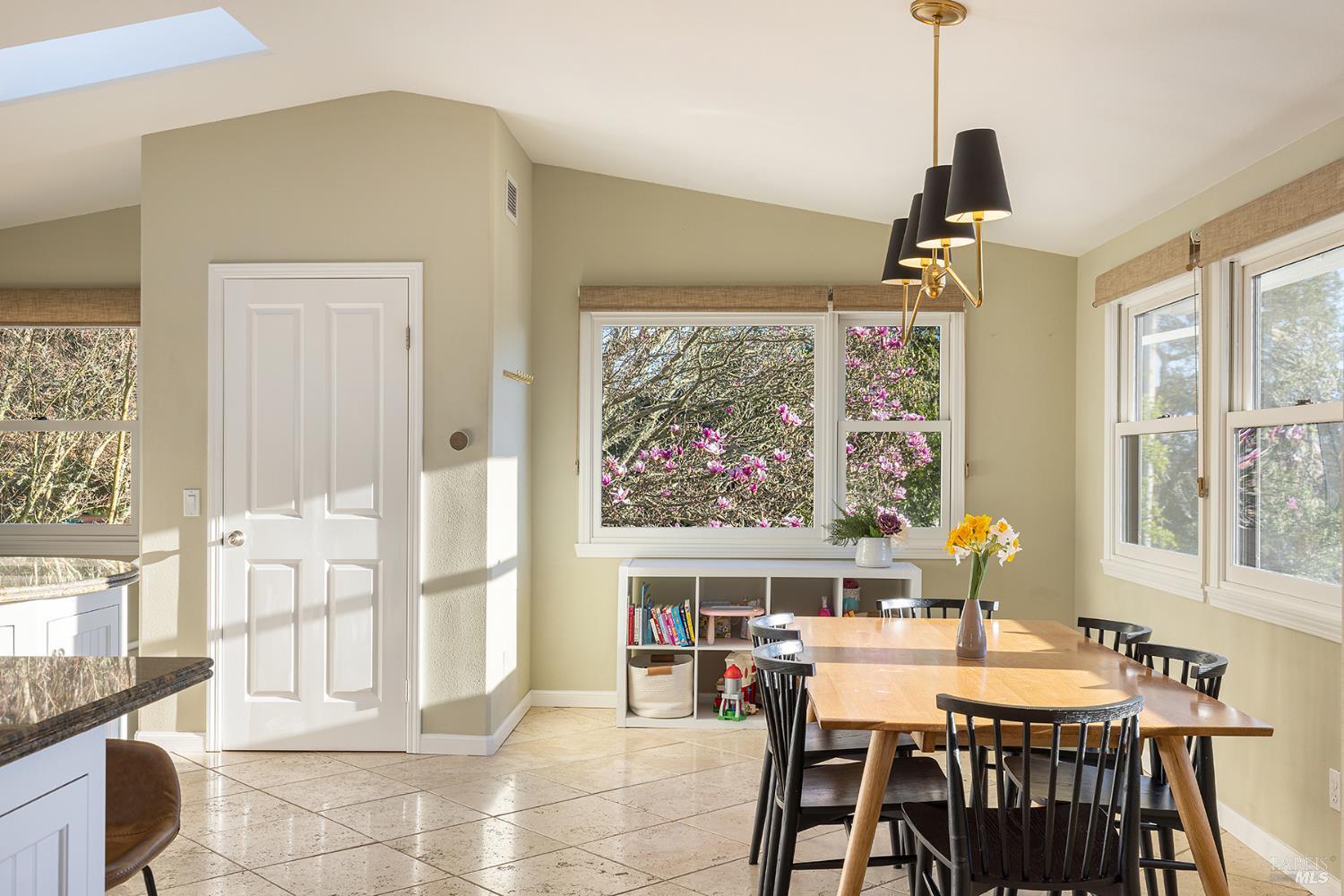 Detail Gallery Image 13 of 48 For 1625 Madrone Ave, Healdsburg,  CA 95448 - 3 Beds | 2 Baths