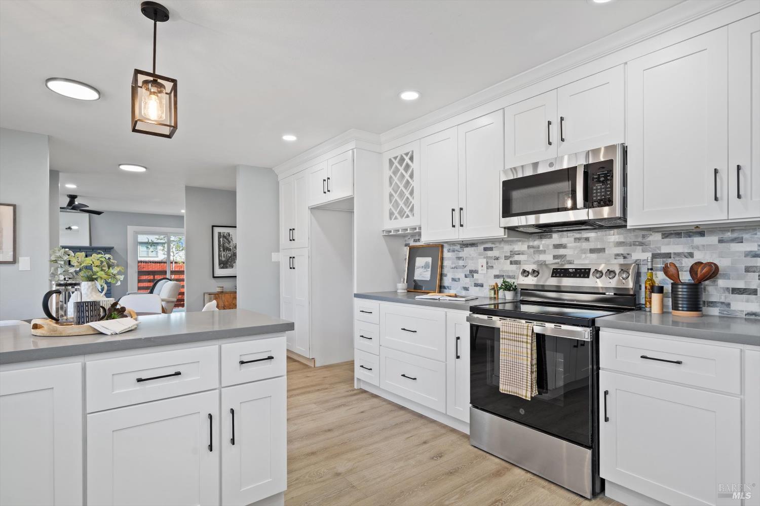 Detail Gallery Image 6 of 17 For 131 Healdsburg Ave, Cloverdale,  CA 95425 - 3 Beds | 2/1 Baths