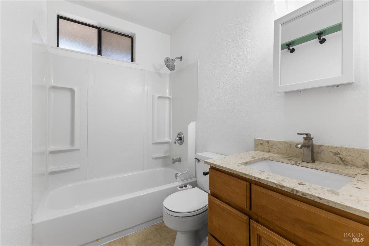 Detail Gallery Image 8 of 12 For 3824 39th Ave #C,  Oakland,  CA 94619 - 2 Beds | 2/1 Baths