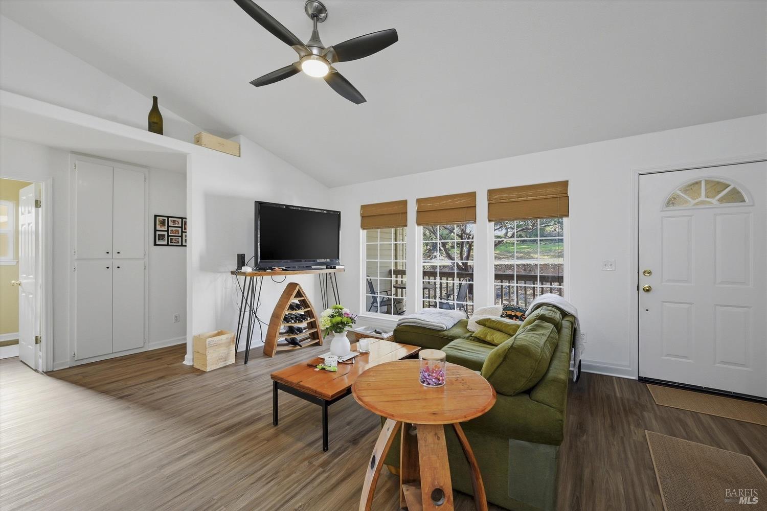 Detail Gallery Image 3 of 32 For 18286 North Shore Dr, Hidden Valley Lake,  CA 95467 - 3 Beds | 2 Baths