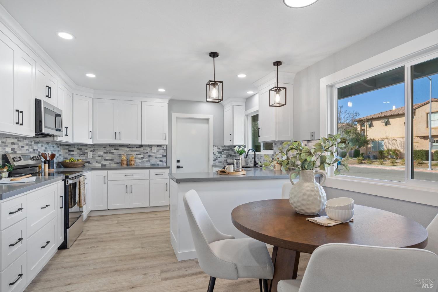 Detail Gallery Image 7 of 17 For 131 Healdsburg Ave, Cloverdale,  CA 95425 - 3 Beds | 2/1 Baths