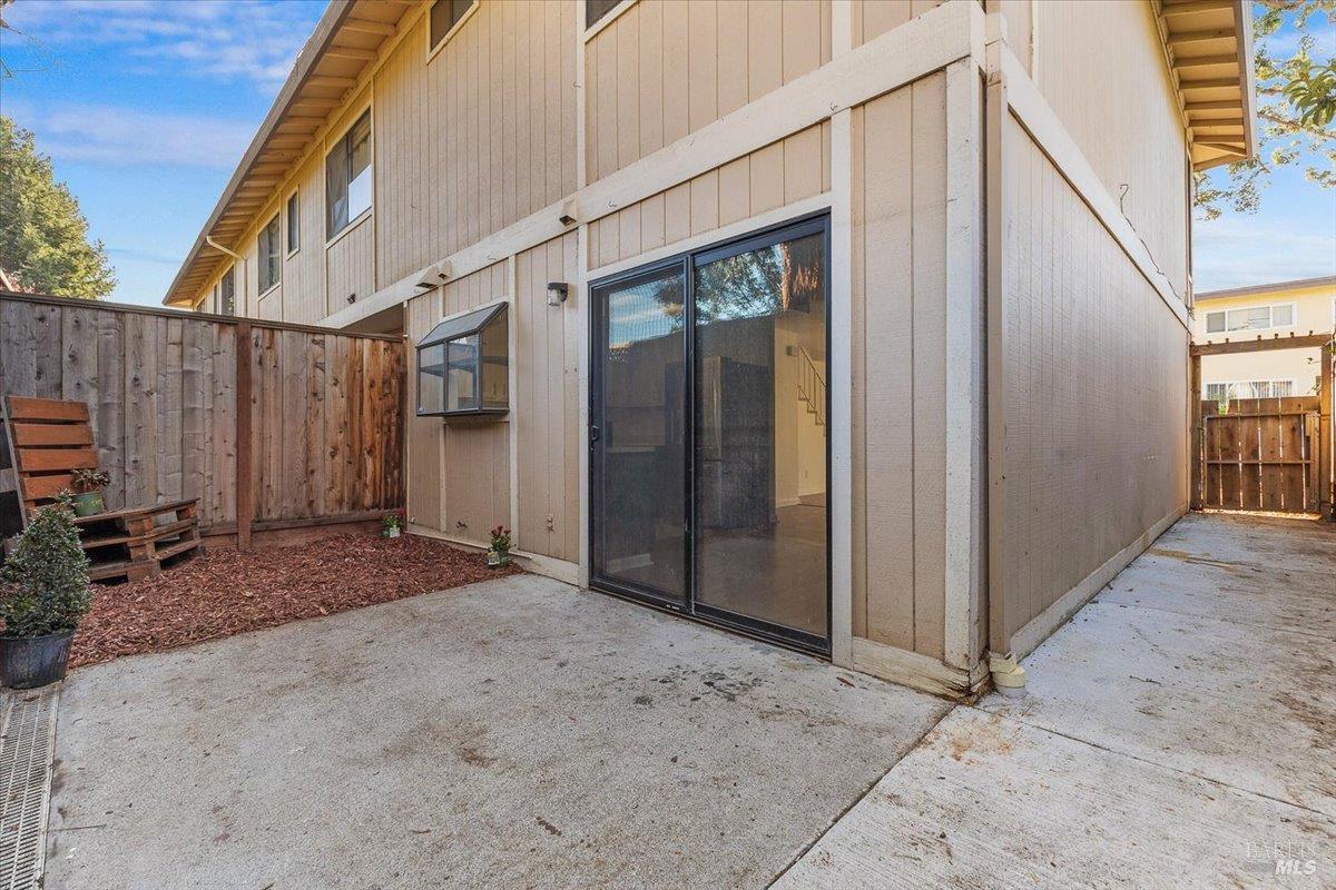 Detail Gallery Image 11 of 12 For 3824 39th Ave #C,  Oakland,  CA 94619 - 2 Beds | 2/1 Baths