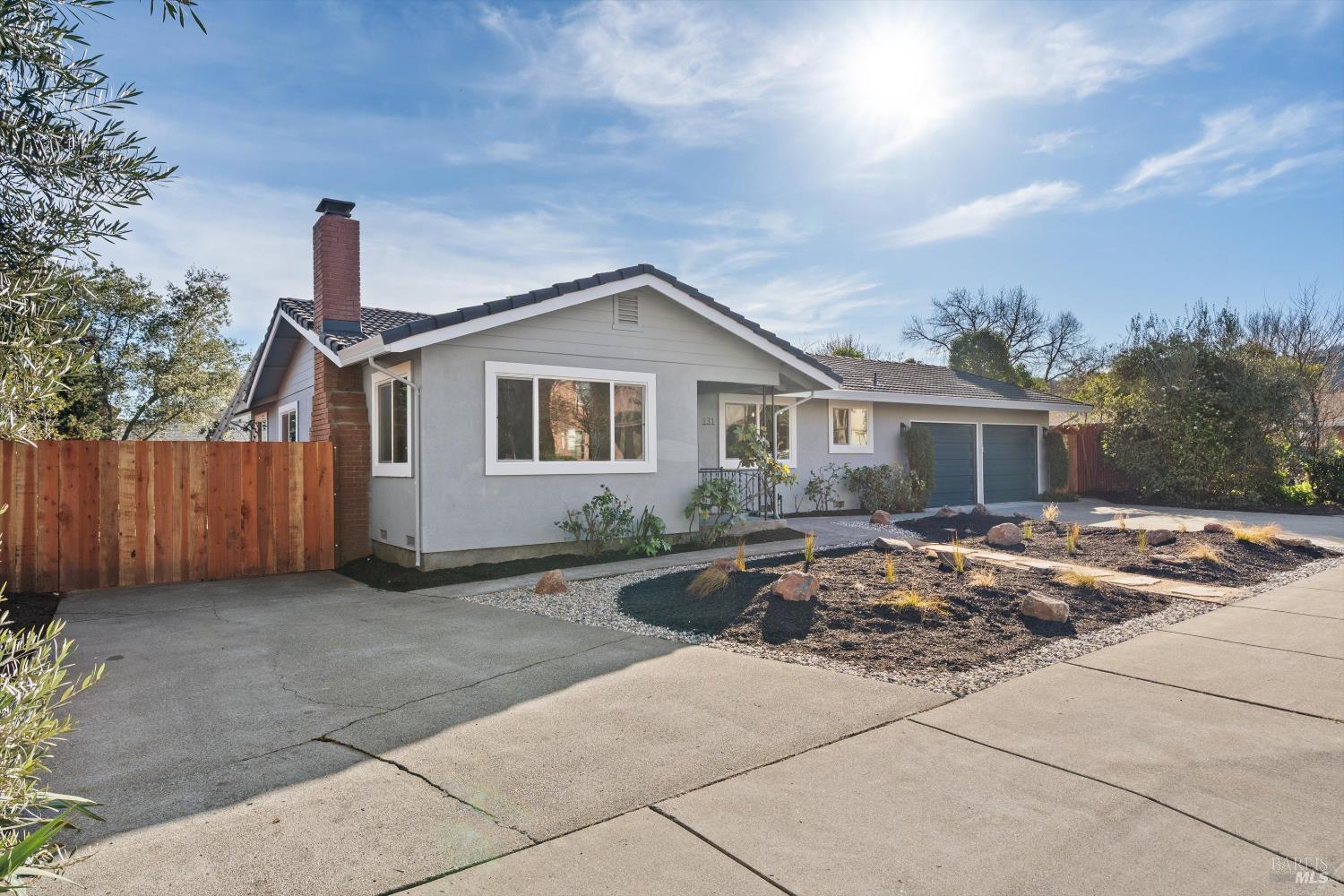 Detail Gallery Image 3 of 17 For 131 Healdsburg Ave, Cloverdale,  CA 95425 - 3 Beds | 2/1 Baths