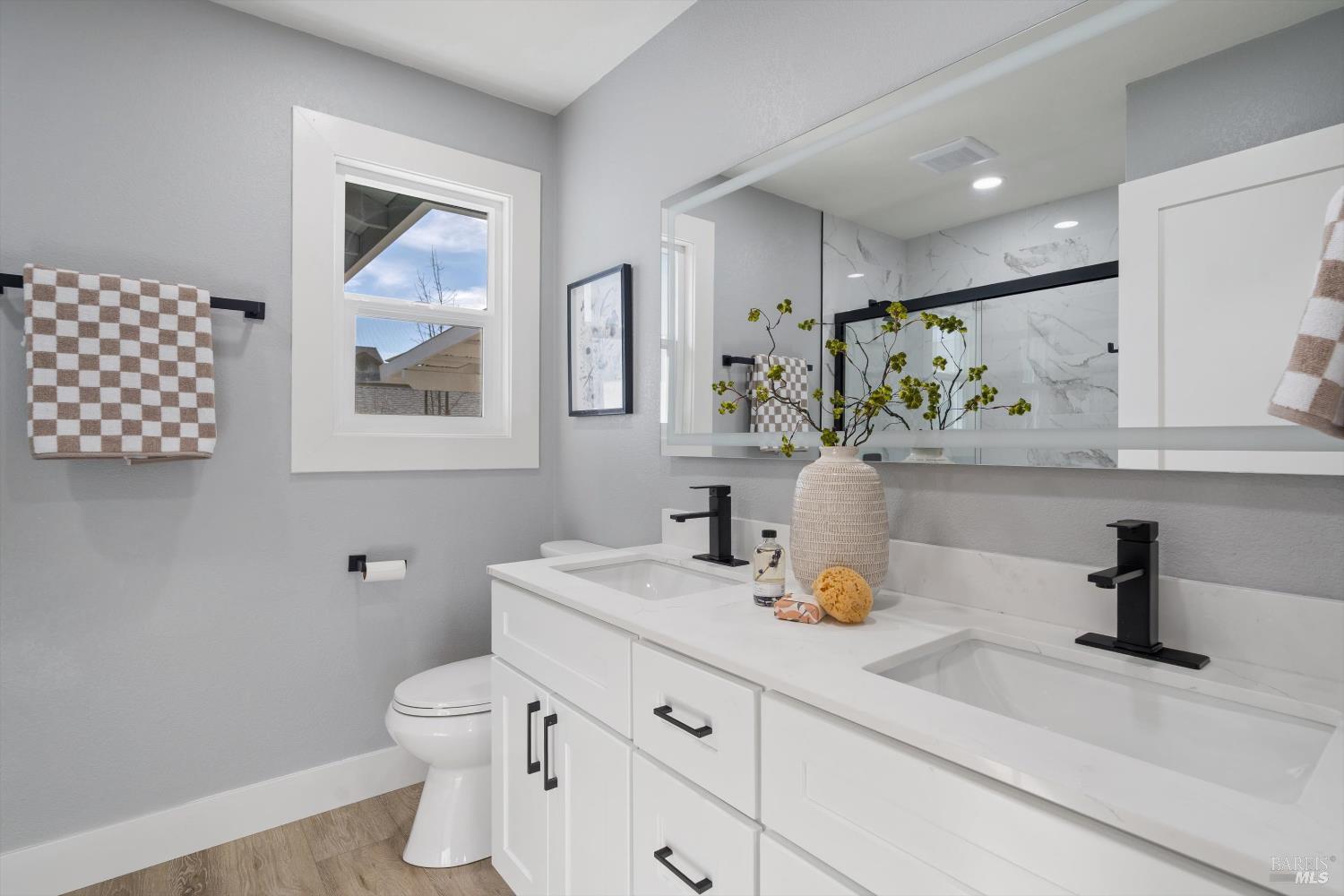 Detail Gallery Image 8 of 17 For 131 Healdsburg Ave, Cloverdale,  CA 95425 - 3 Beds | 2/1 Baths