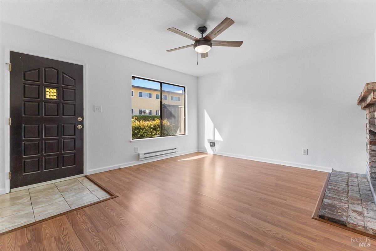 Detail Gallery Image 3 of 12 For 3824 39th Ave #C,  Oakland,  CA 94619 - 2 Beds | 2/1 Baths