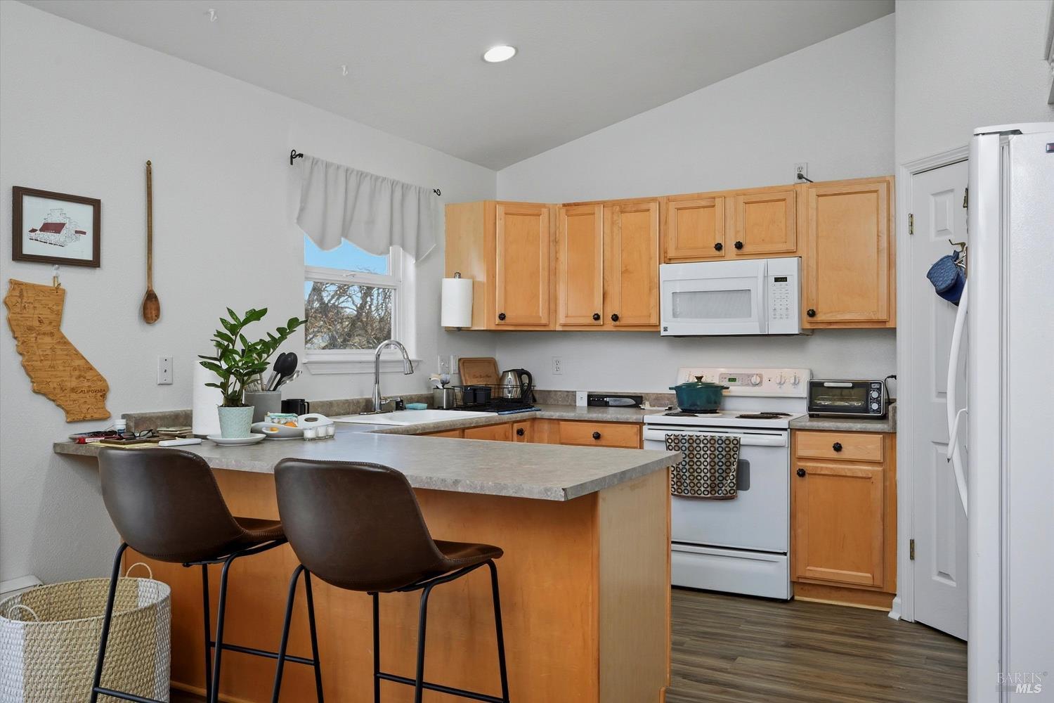 Detail Gallery Image 9 of 32 For 18286 North Shore Dr, Hidden Valley Lake,  CA 95467 - 3 Beds | 2 Baths