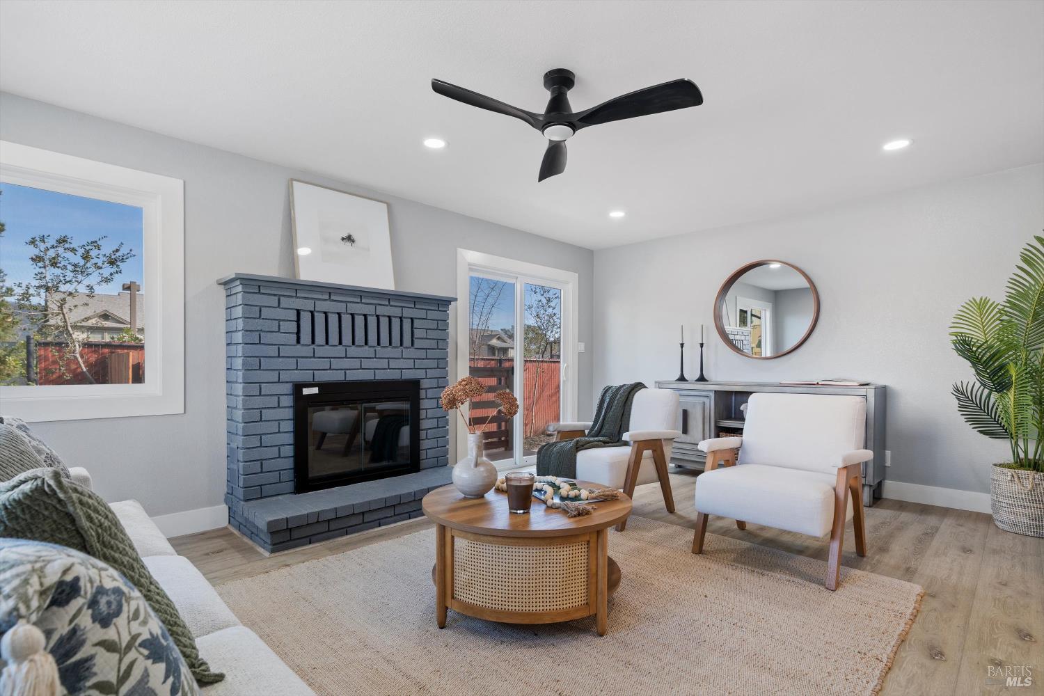 Detail Gallery Image 5 of 17 For 131 Healdsburg Ave, Cloverdale,  CA 95425 - 3 Beds | 2/1 Baths