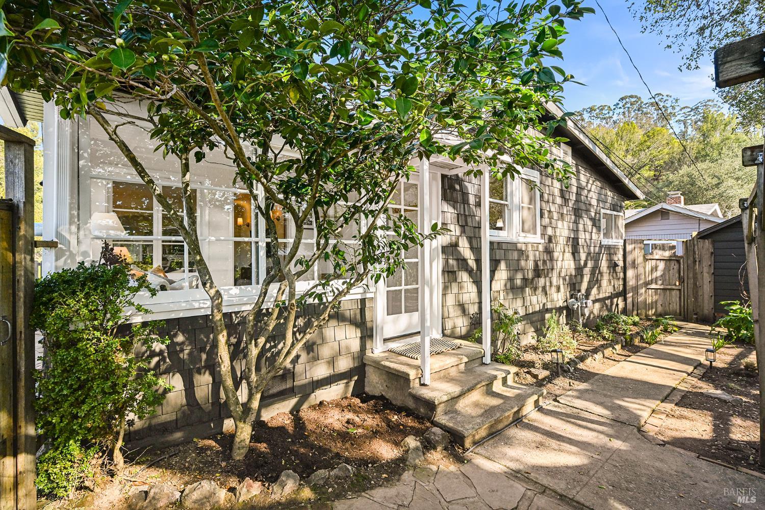 Detail Gallery Image 4 of 54 For 60 Sacramento Ave, San Anselmo,  CA 94960 - 2 Beds | 1 Baths