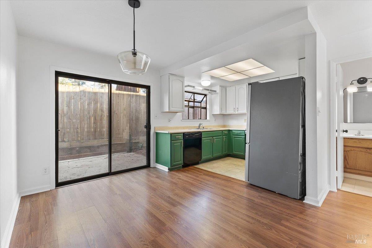 Detail Gallery Image 5 of 12 For 3824 39th Ave #C,  Oakland,  CA 94619 - 2 Beds | 2/1 Baths