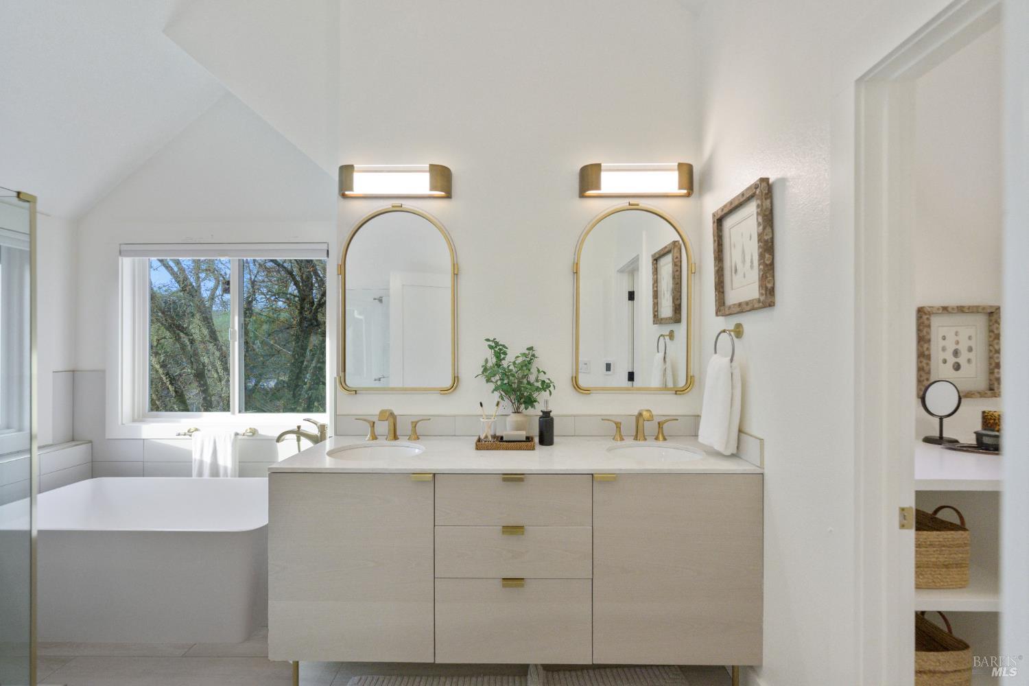 Detail Gallery Image 15 of 38 For 13605 Garric Ave, Glen Ellen,  CA 95442 - 5 Beds | 4/1 Baths