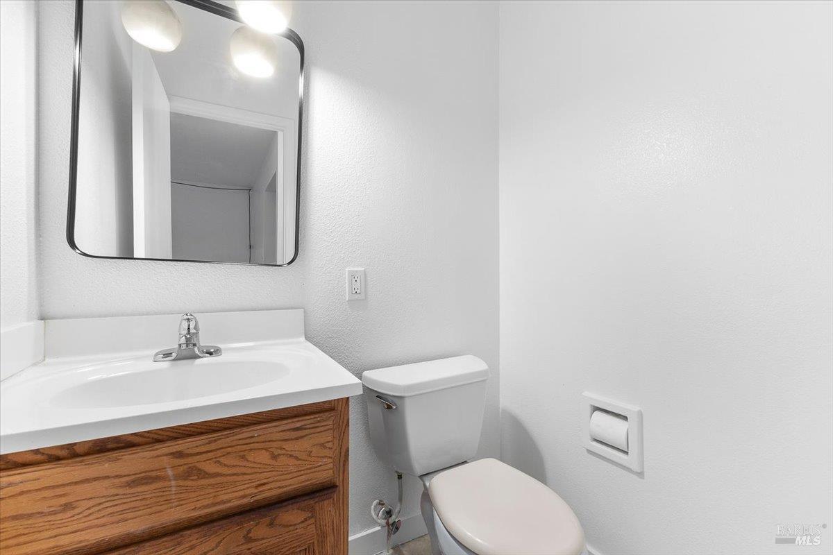 Detail Gallery Image 4 of 12 For 3824 39th Ave #C,  Oakland,  CA 94619 - 2 Beds | 2/1 Baths