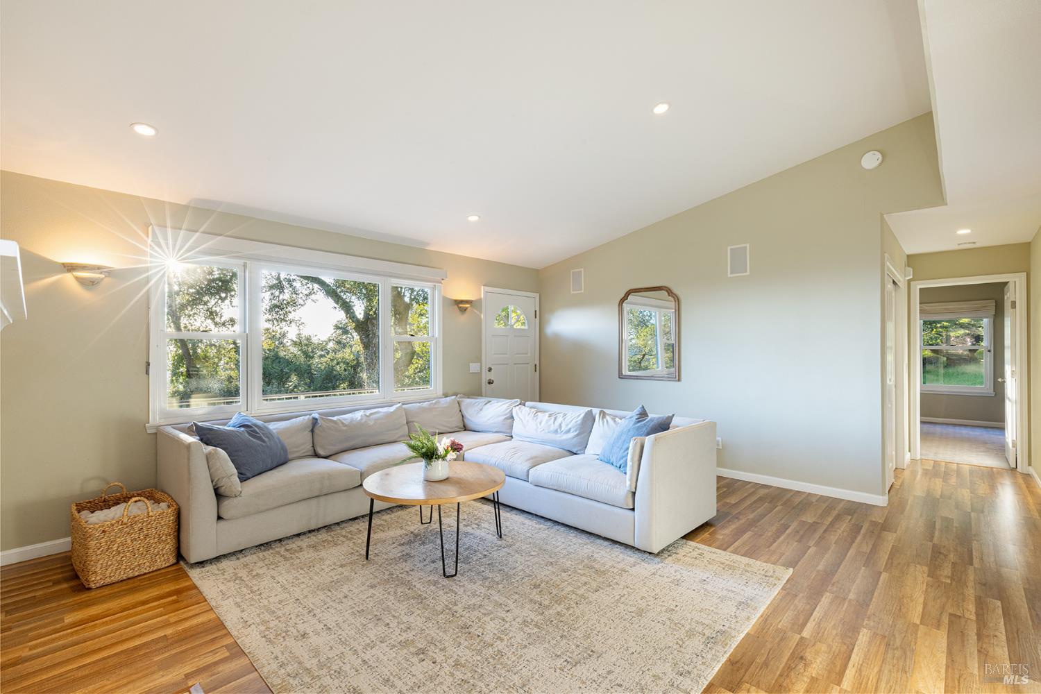 Detail Gallery Image 11 of 48 For 1625 Madrone Ave, Healdsburg,  CA 95448 - 3 Beds | 2 Baths