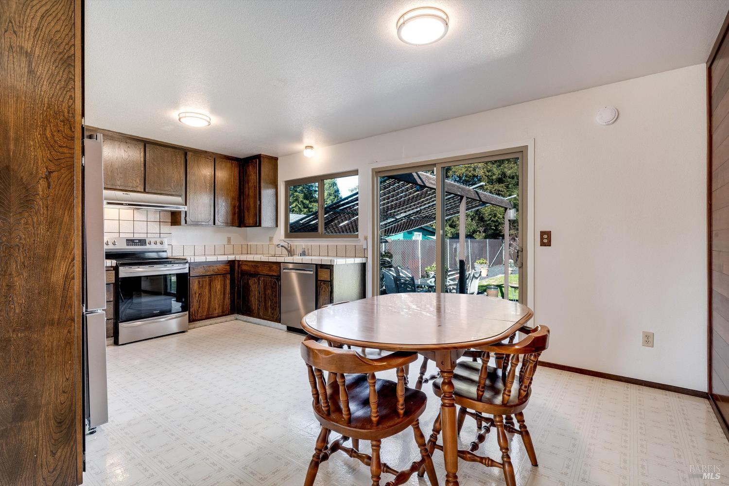 Detail Gallery Image 14 of 54 For 1477 Russell Ave, Santa Rosa,  CA 95403 - 3 Beds | 2 Baths