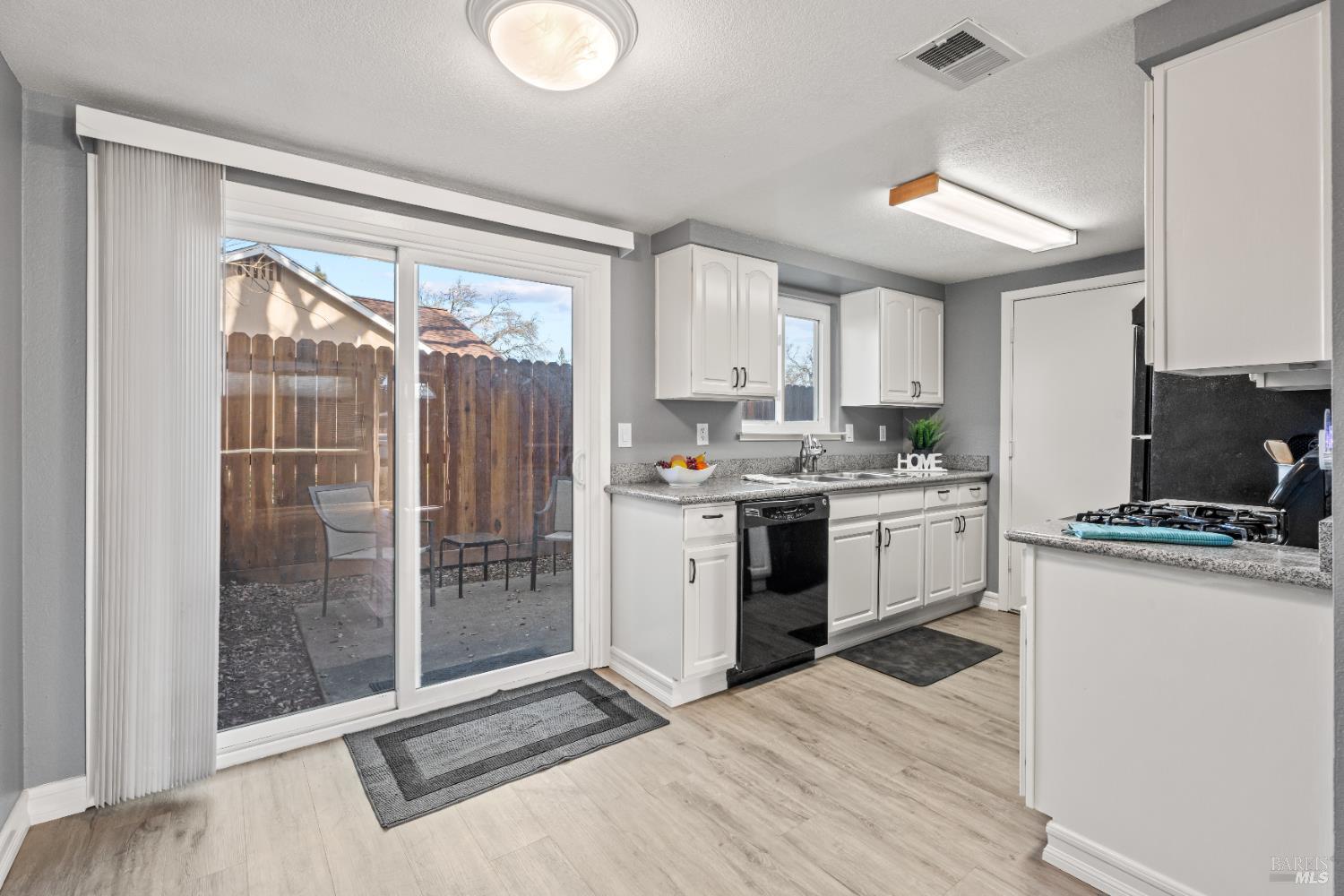 Detail Gallery Image 5 of 20 For 201 Main Cir, Ukiah,  CA 95482 - 3 Beds | 2 Baths