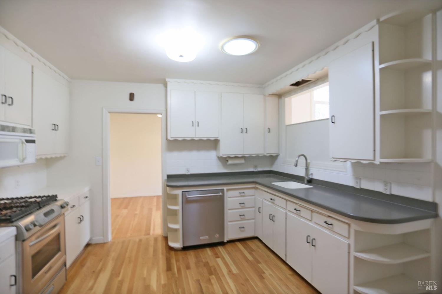 Detail Gallery Image 14 of 27 For 11 Alta Vista Ave #11,  Mill Valley,  CA 94941 - 2 Beds | 1 Baths