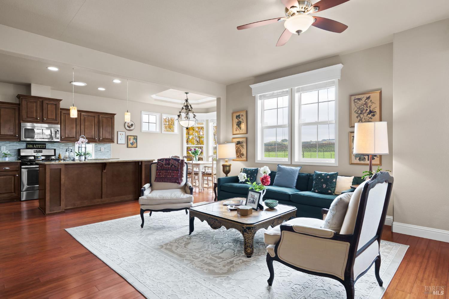 Detail Gallery Image 5 of 27 For 132 Bear Flag Rd, Sonoma,  CA 95476 - 2 Beds | 3 Baths