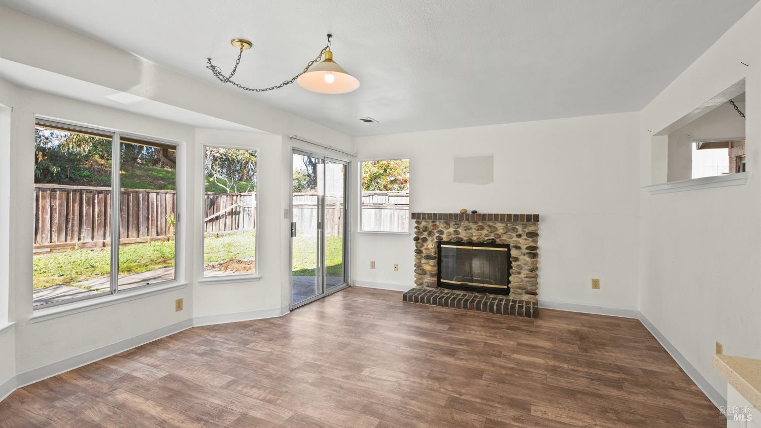 Detail Gallery Image 13 of 36 For 157 James River Rd, Vallejo,  CA 94591 - 4 Beds | 2/1 Baths