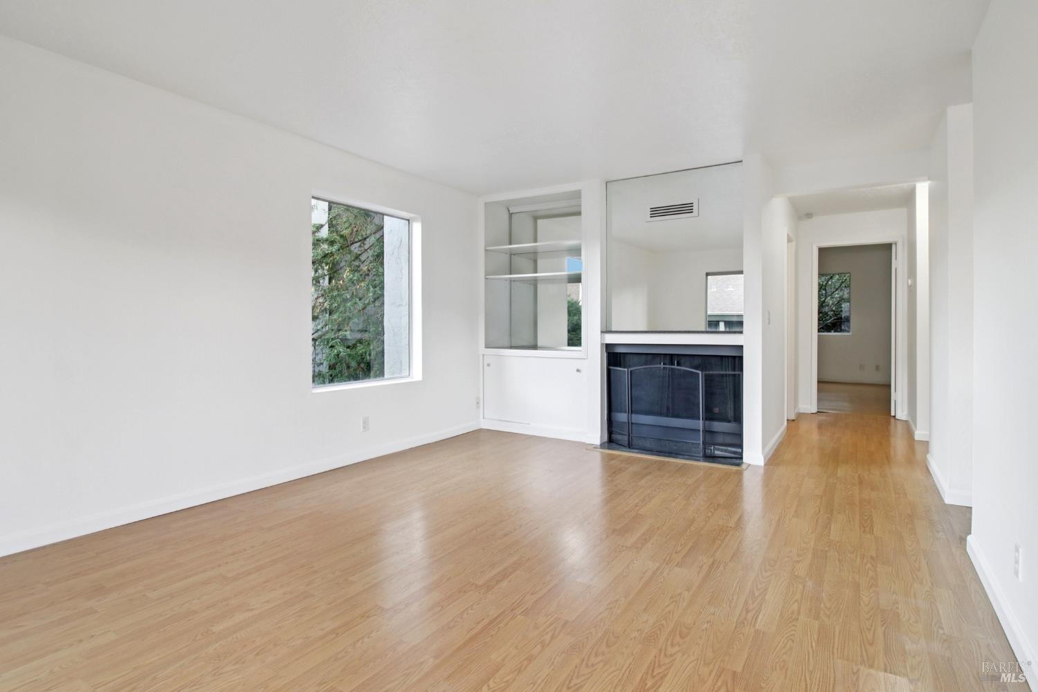 Detail Gallery Image 2 of 24 For 81 Anchorage Rd, Sausalito,  CA 94965 - 1 Beds | 1 Baths