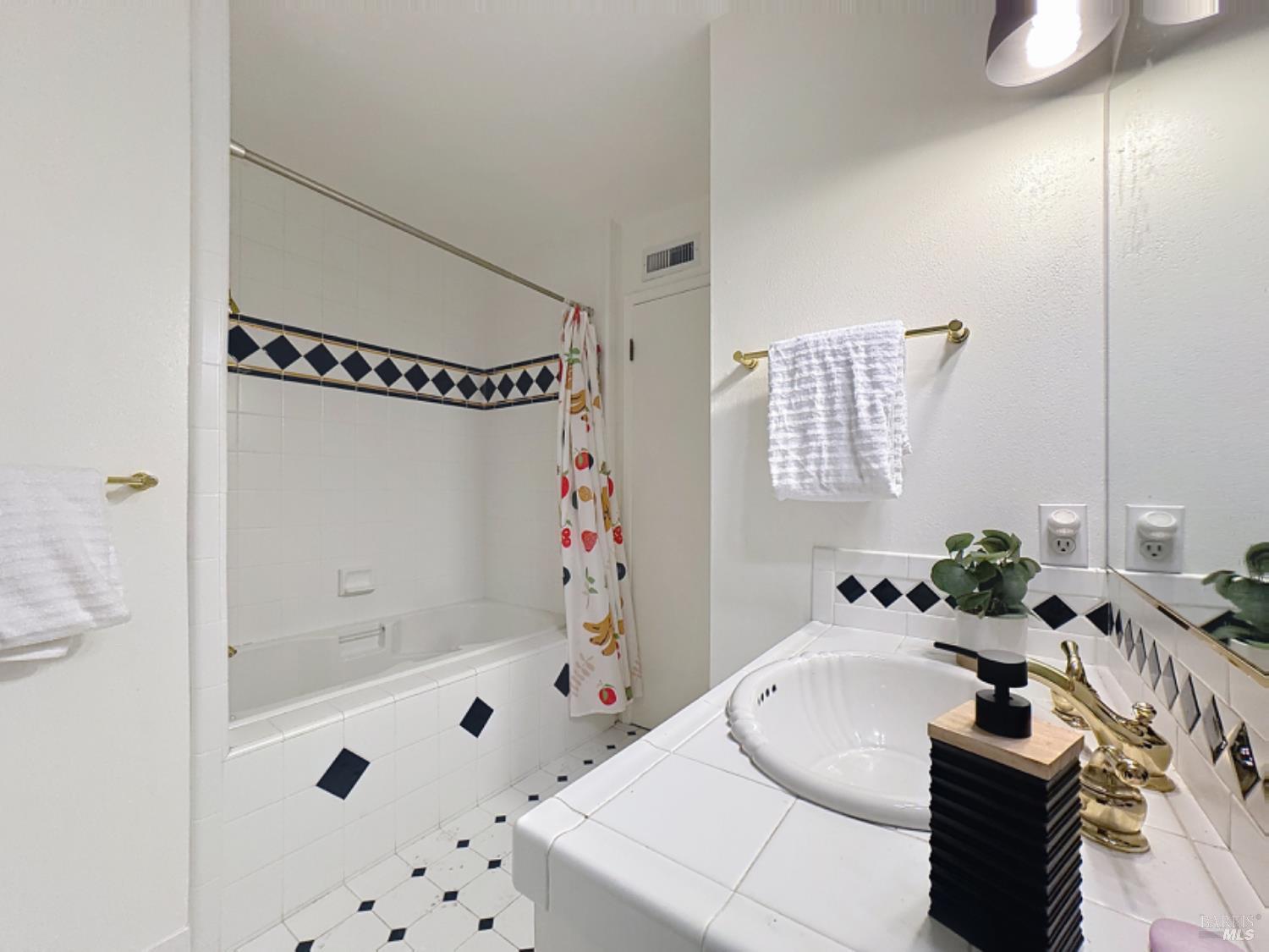 Detail Gallery Image 23 of 51 For 587 Tanbark Ter, San Rafael,  CA 94903 - 3 Beds | 2 Baths