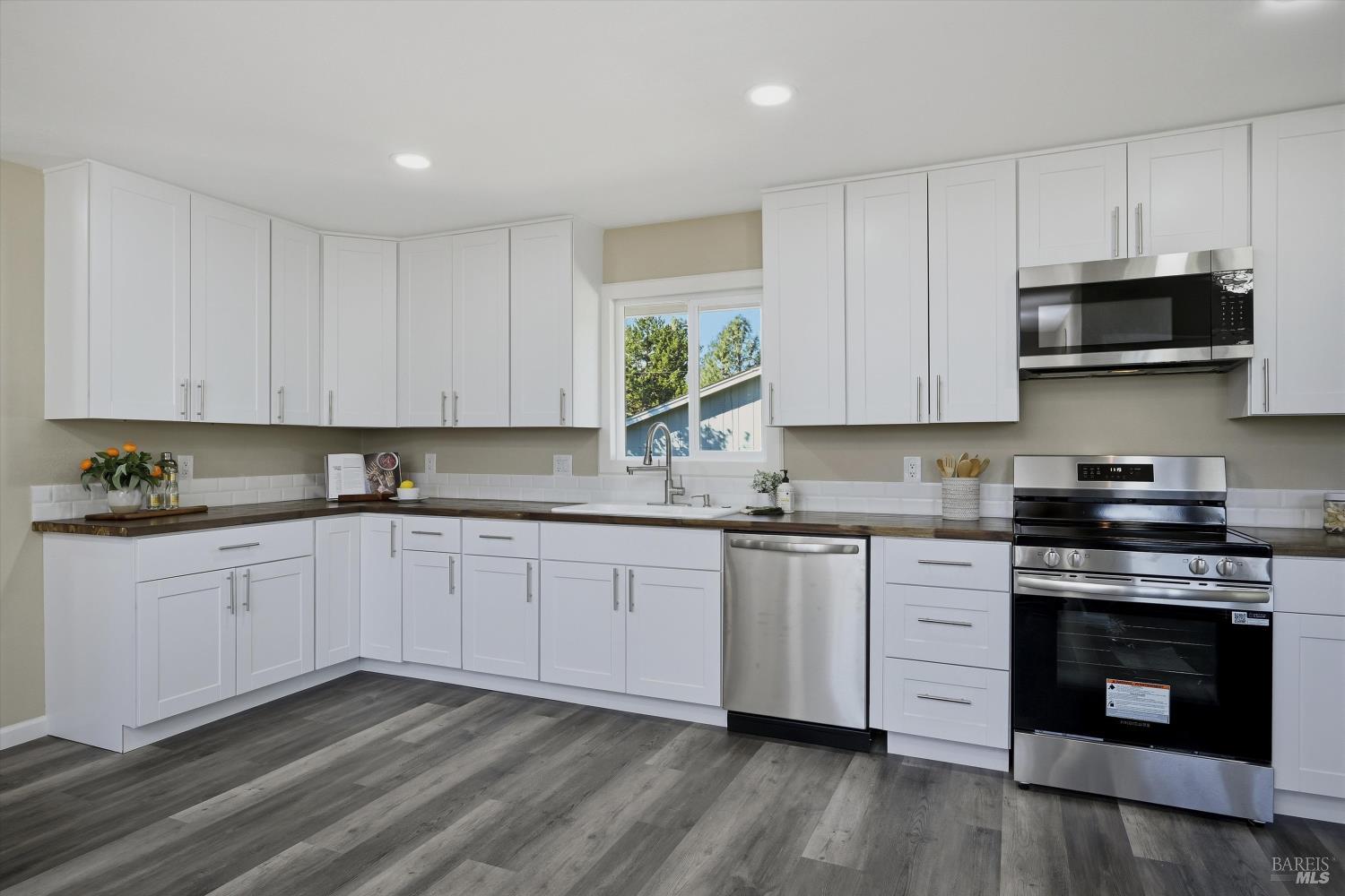 Detail Gallery Image 10 of 43 For 10496 Fairway Pl, Kelseyville,  CA 95451 - 3 Beds | 2 Baths